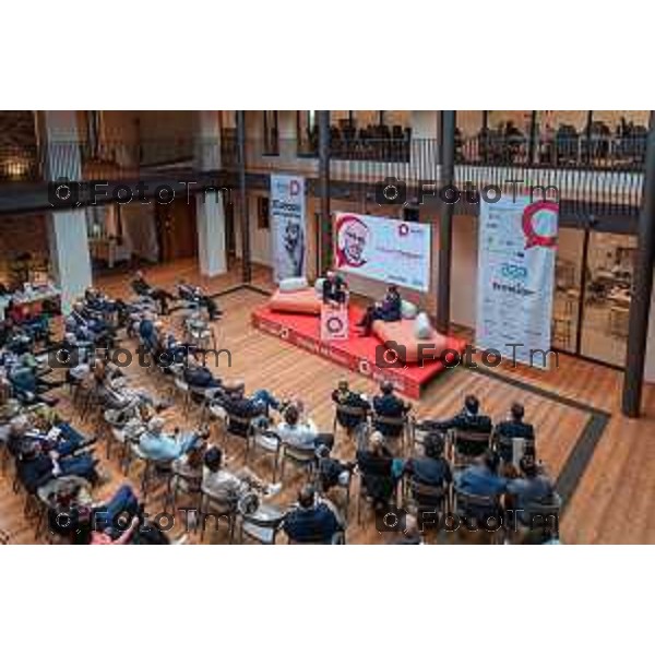 Bergamo, 23 ottobre 2026 – Un momento della nuova edizione del "Festival del Sarà – Dialoghi sul futuro", intitolata "Europa allo specchio", tenutasi presso la sede del CIID al Monastero di Astino. Durante l\'evento si sono svolti dibattiti dedicati a geopolitica, difesa, energia e identità europea, con i saluti istituzionali della sindaca di Bergamo Elena Carnevali, della sindaca di Brescia Laura Castelletti e del presidente della Camera di Commercio Giovanni Zambonelli. Tra i momenti principali, il dialogo tra Roberto Cingolani e l\'ideatore del festival Antonello Barone, culminato con la consegna del primo "Premio Sarà" da parte della fondatrice del CIID Simona Maschi, seguito dal panel sul tema delle democrazie alla prova con l\'europarlamentare Giorgio Gori. in foto: Roberto Cingolani.