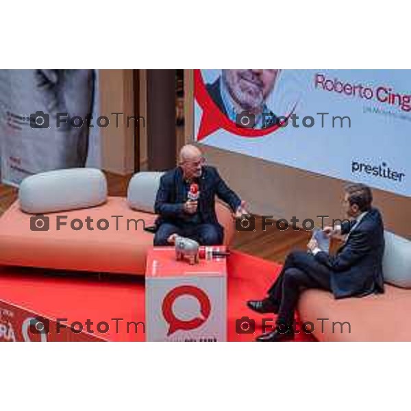 Bergamo, 23 ottobre 2026 – Un momento della nuova edizione del "Festival del Sarà – Dialoghi sul futuro", intitolata "Europa allo specchio", tenutasi presso la sede del CIID al Monastero di Astino. Durante l\'evento si sono svolti dibattiti dedicati a geopolitica, difesa, energia e identità europea, con i saluti istituzionali della sindaca di Bergamo Elena Carnevali, della sindaca di Brescia Laura Castelletti e del presidente della Camera di Commercio Giovanni Zambonelli. Tra i momenti principali, il dialogo tra Roberto Cingolani e l\'ideatore del festival Antonello Barone, culminato con la consegna del primo "Premio Sarà" da parte della fondatrice del CIID Simona Maschi, seguito dal panel sul tema delle democrazie alla prova con l\'europarlamentare Giorgio Gori. in foto: Roberto Cingolani.