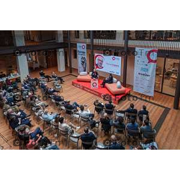 Bergamo, 23 ottobre 2026 – Un momento della nuova edizione del "Festival del Sarà – Dialoghi sul futuro", intitolata "Europa allo specchio", tenutasi presso la sede del CIID al Monastero di Astino. Durante l\'evento si sono svolti dibattiti dedicati a geopolitica, difesa, energia e identità europea, con i saluti istituzionali della sindaca di Bergamo Elena Carnevali, della sindaca di Brescia Laura Castelletti e del presidente della Camera di Commercio Giovanni Zambonelli. Tra i momenti principali, il dialogo tra Roberto Cingolani e l\'ideatore del festival Antonello Barone, culminato con la consegna del primo "Premio Sarà" da parte della fondatrice del CIID Simona Maschi, seguito dal panel sul tema delle democrazie alla prova con l\'europarlamentare Giorgio Gori. in foto: Roberto Cingolani.