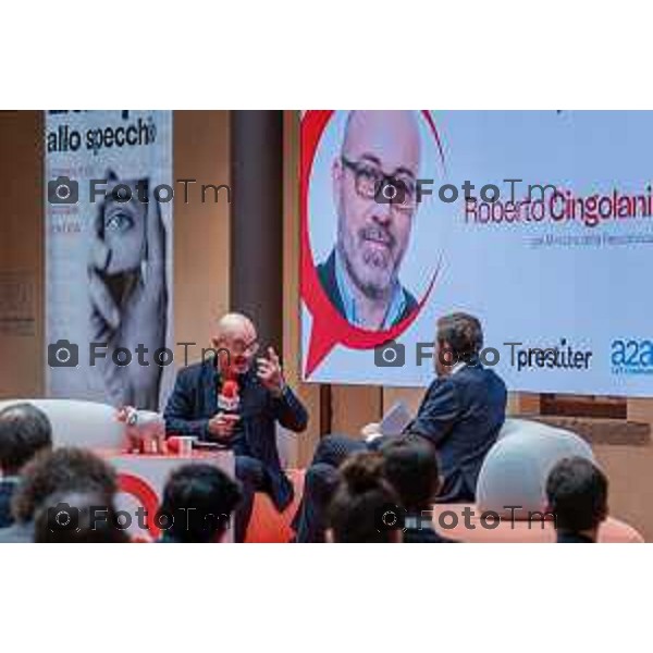 Bergamo, 23 ottobre 2026 – Un momento della nuova edizione del "Festival del Sarà – Dialoghi sul futuro", intitolata "Europa allo specchio", tenutasi presso la sede del CIID al Monastero di Astino. Durante l\'evento si sono svolti dibattiti dedicati a geopolitica, difesa, energia e identità europea, con i saluti istituzionali della sindaca di Bergamo Elena Carnevali, della sindaca di Brescia Laura Castelletti e del presidente della Camera di Commercio Giovanni Zambonelli. Tra i momenti principali, il dialogo tra Roberto Cingolani e l\'ideatore del festival Antonello Barone, culminato con la consegna del primo "Premio Sarà" da parte della fondatrice del CIID Simona Maschi, seguito dal panel sul tema delle democrazie alla prova con l\'europarlamentare Giorgio Gori. in foto: Roberto Cingolani.