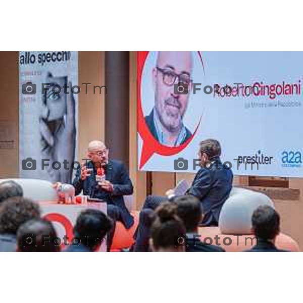Bergamo, 23 ottobre 2026 – Un momento della nuova edizione del "Festival del Sarà – Dialoghi sul futuro", intitolata "Europa allo specchio", tenutasi presso la sede del CIID al Monastero di Astino. Durante l\'evento si sono svolti dibattiti dedicati a geopolitica, difesa, energia e identità europea, con i saluti istituzionali della sindaca di Bergamo Elena Carnevali, della sindaca di Brescia Laura Castelletti e del presidente della Camera di Commercio Giovanni Zambonelli. Tra i momenti principali, il dialogo tra Roberto Cingolani e l\'ideatore del festival Antonello Barone, culminato con la consegna del primo "Premio Sarà" da parte della fondatrice del CIID Simona Maschi, seguito dal panel sul tema delle democrazie alla prova con l\'europarlamentare Giorgio Gori. in foto: Roberto Cingolani.