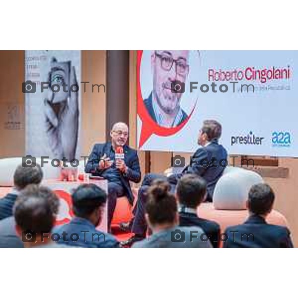 Bergamo, 23 ottobre 2026 – Un momento della nuova edizione del "Festival del Sarà – Dialoghi sul futuro", intitolata "Europa allo specchio", tenutasi presso la sede del CIID al Monastero di Astino. Durante l\'evento si sono svolti dibattiti dedicati a geopolitica, difesa, energia e identità europea, con i saluti istituzionali della sindaca di Bergamo Elena Carnevali, della sindaca di Brescia Laura Castelletti e del presidente della Camera di Commercio Giovanni Zambonelli. Tra i momenti principali, il dialogo tra Roberto Cingolani e l\'ideatore del festival Antonello Barone, culminato con la consegna del primo "Premio Sarà" da parte della fondatrice del CIID Simona Maschi, seguito dal panel sul tema delle democrazie alla prova con l\'europarlamentare Giorgio Gori. in foto: Roberto Cingolani.