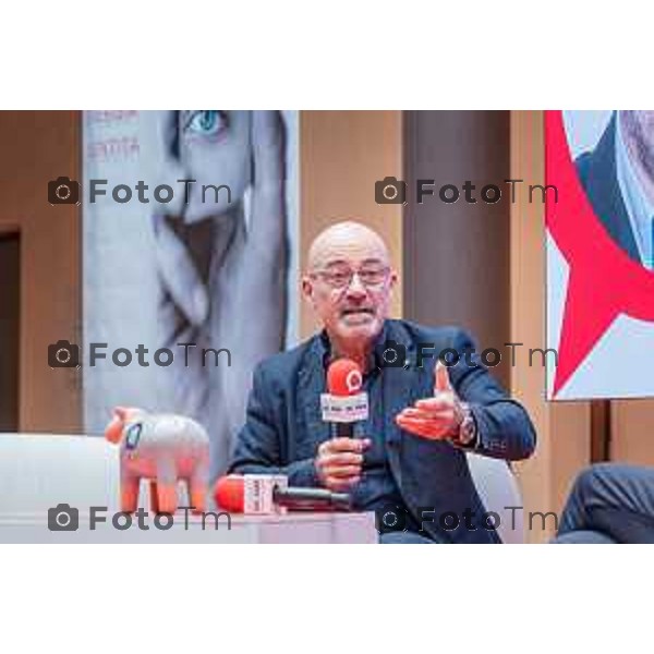 Bergamo, 23 ottobre 2026 – Un momento della nuova edizione del "Festival del Sarà – Dialoghi sul futuro", intitolata "Europa allo specchio", tenutasi presso la sede del CIID al Monastero di Astino. Durante l\'evento si sono svolti dibattiti dedicati a geopolitica, difesa, energia e identità europea, con i saluti istituzionali della sindaca di Bergamo Elena Carnevali, della sindaca di Brescia Laura Castelletti e del presidente della Camera di Commercio Giovanni Zambonelli. Tra i momenti principali, il dialogo tra Roberto Cingolani e l\'ideatore del festival Antonello Barone, culminato con la consegna del primo "Premio Sarà" da parte della fondatrice del CIID Simona Maschi, seguito dal panel sul tema delle democrazie alla prova con l\'europarlamentare Giorgio Gori. in foto: Roberto Cingolani.