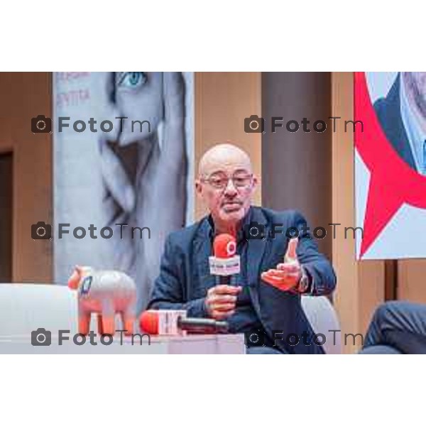 Bergamo, 23 ottobre 2026 – Un momento della nuova edizione del "Festival del Sarà – Dialoghi sul futuro", intitolata "Europa allo specchio", tenutasi presso la sede del CIID al Monastero di Astino. Durante l\'evento si sono svolti dibattiti dedicati a geopolitica, difesa, energia e identità europea, con i saluti istituzionali della sindaca di Bergamo Elena Carnevali, della sindaca di Brescia Laura Castelletti e del presidente della Camera di Commercio Giovanni Zambonelli. Tra i momenti principali, il dialogo tra Roberto Cingolani e l\'ideatore del festival Antonello Barone, culminato con la consegna del primo "Premio Sarà" da parte della fondatrice del CIID Simona Maschi, seguito dal panel sul tema delle democrazie alla prova con l\'europarlamentare Giorgio Gori. in foto: Roberto Cingolani.