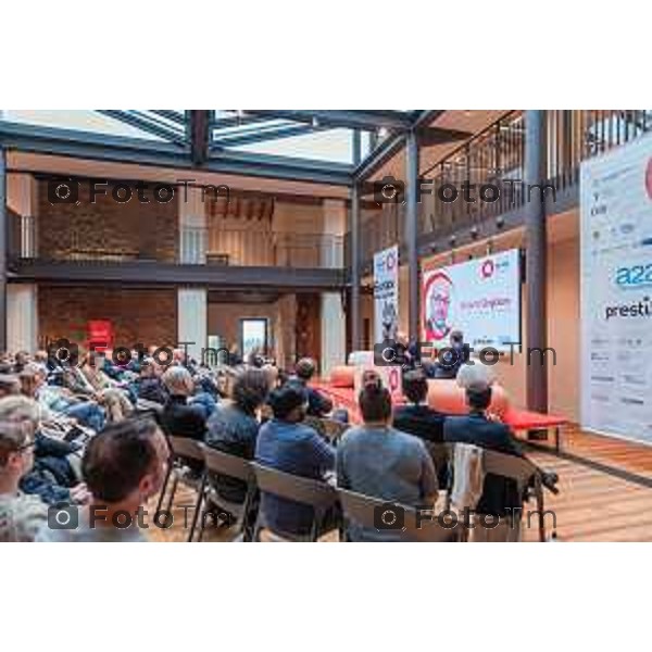 Bergamo, 23 ottobre 2026 – Un momento della nuova edizione del "Festival del Sarà – Dialoghi sul futuro", intitolata "Europa allo specchio", tenutasi presso la sede del CIID al Monastero di Astino. Durante l\'evento si sono svolti dibattiti dedicati a geopolitica, difesa, energia e identità europea, con i saluti istituzionali della sindaca di Bergamo Elena Carnevali, della sindaca di Brescia Laura Castelletti e del presidente della Camera di Commercio Giovanni Zambonelli. Tra i momenti principali, il dialogo tra Roberto Cingolani e l\'ideatore del festival Antonello Barone, culminato con la consegna del primo "Premio Sarà" da parte della fondatrice del CIID Simona Maschi, seguito dal panel sul tema delle democrazie alla prova con l\'europarlamentare Giorgio Gori. in foto: Roberto Cingolani.