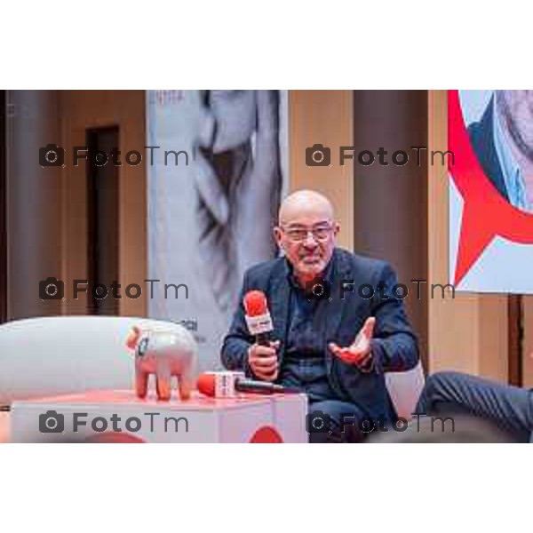 Bergamo, 23 ottobre 2026 – Un momento della nuova edizione del "Festival del Sarà – Dialoghi sul futuro", intitolata "Europa allo specchio", tenutasi presso la sede del CIID al Monastero di Astino. Durante l\'evento si sono svolti dibattiti dedicati a geopolitica, difesa, energia e identità europea, con i saluti istituzionali della sindaca di Bergamo Elena Carnevali, della sindaca di Brescia Laura Castelletti e del presidente della Camera di Commercio Giovanni Zambonelli. Tra i momenti principali, il dialogo tra Roberto Cingolani e l\'ideatore del festival Antonello Barone, culminato con la consegna del primo "Premio Sarà" da parte della fondatrice del CIID Simona Maschi, seguito dal panel sul tema delle democrazie alla prova con l\'europarlamentare Giorgio Gori. in foto: Roberto Cingolani.