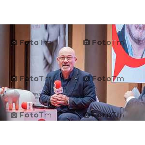 Bergamo, 23 ottobre 2026 – Un momento della nuova edizione del "Festival del Sarà – Dialoghi sul futuro", intitolata "Europa allo specchio", tenutasi presso la sede del CIID al Monastero di Astino. Durante l\'evento si sono svolti dibattiti dedicati a geopolitica, difesa, energia e identità europea, con i saluti istituzionali della sindaca di Bergamo Elena Carnevali, della sindaca di Brescia Laura Castelletti e del presidente della Camera di Commercio Giovanni Zambonelli. Tra i momenti principali, il dialogo tra Roberto Cingolani e l\'ideatore del festival Antonello Barone, culminato con la consegna del primo "Premio Sarà" da parte della fondatrice del CIID Simona Maschi, seguito dal panel sul tema delle democrazie alla prova con l\'europarlamentare Giorgio Gori. in foto: Roberto Cingolani.