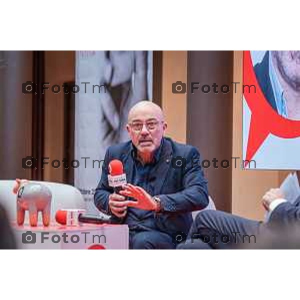 Bergamo, 23 ottobre 2026 – Un momento della nuova edizione del "Festival del Sarà – Dialoghi sul futuro", intitolata "Europa allo specchio", tenutasi presso la sede del CIID al Monastero di Astino. Durante l\'evento si sono svolti dibattiti dedicati a geopolitica, difesa, energia e identità europea, con i saluti istituzionali della sindaca di Bergamo Elena Carnevali, della sindaca di Brescia Laura Castelletti e del presidente della Camera di Commercio Giovanni Zambonelli. Tra i momenti principali, il dialogo tra Roberto Cingolani e l\'ideatore del festival Antonello Barone, culminato con la consegna del primo "Premio Sarà" da parte della fondatrice del CIID Simona Maschi, seguito dal panel sul tema delle democrazie alla prova con l\'europarlamentare Giorgio Gori. in foto: Roberto Cingolani.