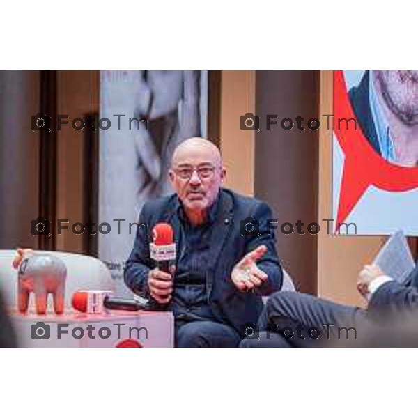 Bergamo, 23 ottobre 2026 – Un momento della nuova edizione del "Festival del Sarà – Dialoghi sul futuro", intitolata "Europa allo specchio", tenutasi presso la sede del CIID al Monastero di Astino. Durante l\'evento si sono svolti dibattiti dedicati a geopolitica, difesa, energia e identità europea, con i saluti istituzionali della sindaca di Bergamo Elena Carnevali, della sindaca di Brescia Laura Castelletti e del presidente della Camera di Commercio Giovanni Zambonelli. Tra i momenti principali, il dialogo tra Roberto Cingolani e l\'ideatore del festival Antonello Barone, culminato con la consegna del primo "Premio Sarà" da parte della fondatrice del CIID Simona Maschi, seguito dal panel sul tema delle democrazie alla prova con l\'europarlamentare Giorgio Gori. in foto: Roberto Cingolani.
