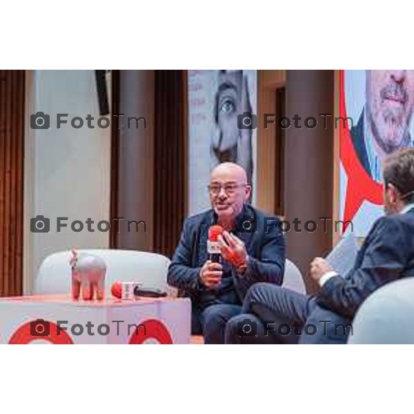 Bergamo, 23 ottobre 2026 – Un momento della nuova edizione del "Festival del Sarà – Dialoghi sul futuro", intitolata "Europa allo specchio", tenutasi presso la sede del CIID al Monastero di Astino. Durante l\'evento si sono svolti dibattiti dedicati a geopolitica, difesa, energia e identità europea, con i saluti istituzionali della sindaca di Bergamo Elena Carnevali, della sindaca di Brescia Laura Castelletti e del presidente della Camera di Commercio Giovanni Zambonelli. Tra i momenti principali, il dialogo tra Roberto Cingolani e l\'ideatore del festival Antonello Barone, culminato con la consegna del primo "Premio Sarà" da parte della fondatrice del CIID Simona Maschi, seguito dal panel sul tema delle democrazie alla prova con l\'europarlamentare Giorgio Gori. in foto: Roberto Cingolani.