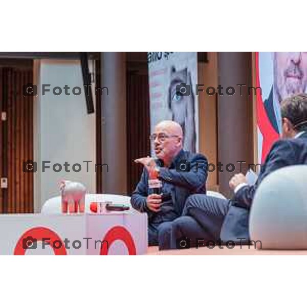 Bergamo, 23 ottobre 2026 – Un momento della nuova edizione del "Festival del Sarà – Dialoghi sul futuro", intitolata "Europa allo specchio", tenutasi presso la sede del CIID al Monastero di Astino. Durante l\'evento si sono svolti dibattiti dedicati a geopolitica, difesa, energia e identità europea, con i saluti istituzionali della sindaca di Bergamo Elena Carnevali, della sindaca di Brescia Laura Castelletti e del presidente della Camera di Commercio Giovanni Zambonelli. Tra i momenti principali, il dialogo tra Roberto Cingolani e l\'ideatore del festival Antonello Barone, culminato con la consegna del primo "Premio Sarà" da parte della fondatrice del CIID Simona Maschi, seguito dal panel sul tema delle democrazie alla prova con l\'europarlamentare Giorgio Gori. in foto: Roberto Cingolani.