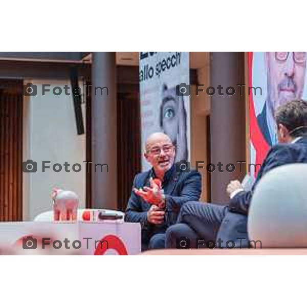 Bergamo, 23 ottobre 2026 – Un momento della nuova edizione del "Festival del Sarà – Dialoghi sul futuro", intitolata "Europa allo specchio", tenutasi presso la sede del CIID al Monastero di Astino. Durante l\'evento si sono svolti dibattiti dedicati a geopolitica, difesa, energia e identità europea, con i saluti istituzionali della sindaca di Bergamo Elena Carnevali, della sindaca di Brescia Laura Castelletti e del presidente della Camera di Commercio Giovanni Zambonelli. Tra i momenti principali, il dialogo tra Roberto Cingolani e l\'ideatore del festival Antonello Barone, culminato con la consegna del primo "Premio Sarà" da parte della fondatrice del CIID Simona Maschi, seguito dal panel sul tema delle democrazie alla prova con l\'europarlamentare Giorgio Gori. in foto: Roberto Cingolani.