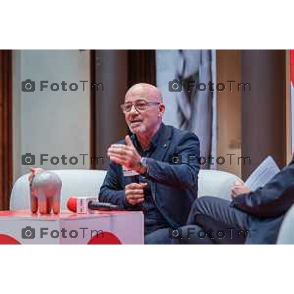 Bergamo, 23 ottobre 2026 – Un momento della nuova edizione del "Festival del Sarà – Dialoghi sul futuro", intitolata "Europa allo specchio", tenutasi presso la sede del CIID al Monastero di Astino. Durante l\'evento si sono svolti dibattiti dedicati a geopolitica, difesa, energia e identità europea, con i saluti istituzionali della sindaca di Bergamo Elena Carnevali, della sindaca di Brescia Laura Castelletti e del presidente della Camera di Commercio Giovanni Zambonelli. Tra i momenti principali, il dialogo tra Roberto Cingolani e l\'ideatore del festival Antonello Barone, culminato con la consegna del primo "Premio Sarà" da parte della fondatrice del CIID Simona Maschi, seguito dal panel sul tema delle democrazie alla prova con l\'europarlamentare Giorgio Gori. in foto: Roberto Cingolani.