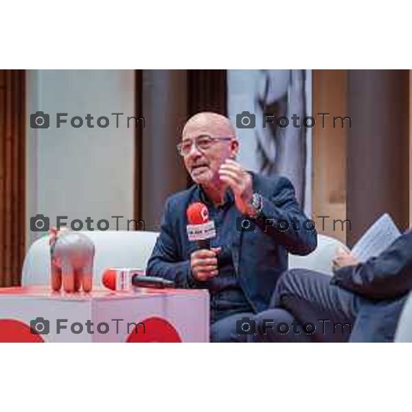 Bergamo, 23 ottobre 2026 – Un momento della nuova edizione del "Festival del Sarà – Dialoghi sul futuro", intitolata "Europa allo specchio", tenutasi presso la sede del CIID al Monastero di Astino. Durante l\'evento si sono svolti dibattiti dedicati a geopolitica, difesa, energia e identità europea, con i saluti istituzionali della sindaca di Bergamo Elena Carnevali, della sindaca di Brescia Laura Castelletti e del presidente della Camera di Commercio Giovanni Zambonelli. Tra i momenti principali, il dialogo tra Roberto Cingolani e l\'ideatore del festival Antonello Barone, culminato con la consegna del primo "Premio Sarà" da parte della fondatrice del CIID Simona Maschi, seguito dal panel sul tema delle democrazie alla prova con l\'europarlamentare Giorgio Gori. in foto: Roberto Cingolani.