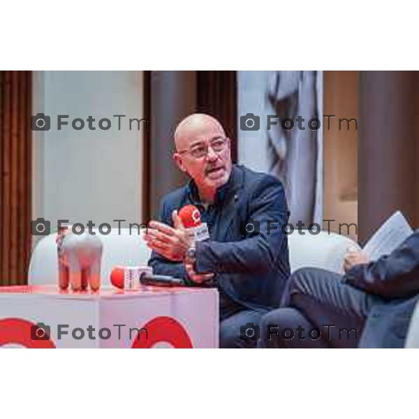 Bergamo, 23 ottobre 2026 – Un momento della nuova edizione del "Festival del Sarà – Dialoghi sul futuro", intitolata "Europa allo specchio", tenutasi presso la sede del CIID al Monastero di Astino. Durante l\'evento si sono svolti dibattiti dedicati a geopolitica, difesa, energia e identità europea, con i saluti istituzionali della sindaca di Bergamo Elena Carnevali, della sindaca di Brescia Laura Castelletti e del presidente della Camera di Commercio Giovanni Zambonelli. Tra i momenti principali, il dialogo tra Roberto Cingolani e l\'ideatore del festival Antonello Barone, culminato con la consegna del primo "Premio Sarà" da parte della fondatrice del CIID Simona Maschi, seguito dal panel sul tema delle democrazie alla prova con l\'europarlamentare Giorgio Gori. in foto: Roberto Cingolani.