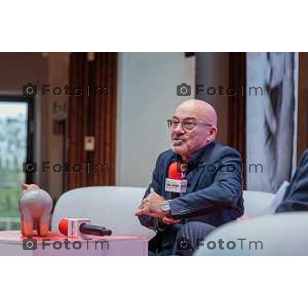 Bergamo, 23 ottobre 2026 – Un momento della nuova edizione del "Festival del Sarà – Dialoghi sul futuro", intitolata "Europa allo specchio", tenutasi presso la sede del CIID al Monastero di Astino. Durante l\'evento si sono svolti dibattiti dedicati a geopolitica, difesa, energia e identità europea, con i saluti istituzionali della sindaca di Bergamo Elena Carnevali, della sindaca di Brescia Laura Castelletti e del presidente della Camera di Commercio Giovanni Zambonelli. Tra i momenti principali, il dialogo tra Roberto Cingolani e l\'ideatore del festival Antonello Barone, culminato con la consegna del primo "Premio Sarà" da parte della fondatrice del CIID Simona Maschi, seguito dal panel sul tema delle democrazie alla prova con l\'europarlamentare Giorgio Gori. in foto: Roberto Cingolani.