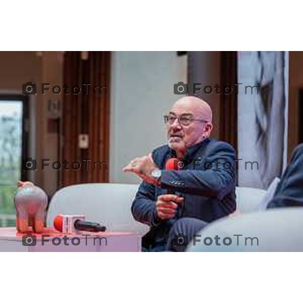 Bergamo, 23 ottobre 2026 – Un momento della nuova edizione del "Festival del Sarà – Dialoghi sul futuro", intitolata "Europa allo specchio", tenutasi presso la sede del CIID al Monastero di Astino. Durante l\'evento si sono svolti dibattiti dedicati a geopolitica, difesa, energia e identità europea, con i saluti istituzionali della sindaca di Bergamo Elena Carnevali, della sindaca di Brescia Laura Castelletti e del presidente della Camera di Commercio Giovanni Zambonelli. Tra i momenti principali, il dialogo tra Roberto Cingolani e l\'ideatore del festival Antonello Barone, culminato con la consegna del primo "Premio Sarà" da parte della fondatrice del CIID Simona Maschi, seguito dal panel sul tema delle democrazie alla prova con l\'europarlamentare Giorgio Gori. in foto: Roberto Cingolani.