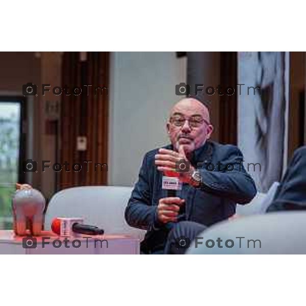 Bergamo, 23 ottobre 2026 – Un momento della nuova edizione del "Festival del Sarà – Dialoghi sul futuro", intitolata "Europa allo specchio", tenutasi presso la sede del CIID al Monastero di Astino. Durante l\'evento si sono svolti dibattiti dedicati a geopolitica, difesa, energia e identità europea, con i saluti istituzionali della sindaca di Bergamo Elena Carnevali, della sindaca di Brescia Laura Castelletti e del presidente della Camera di Commercio Giovanni Zambonelli. Tra i momenti principali, il dialogo tra Roberto Cingolani e l\'ideatore del festival Antonello Barone, culminato con la consegna del primo "Premio Sarà" da parte della fondatrice del CIID Simona Maschi, seguito dal panel sul tema delle democrazie alla prova con l\'europarlamentare Giorgio Gori. in foto: Roberto Cingolani.