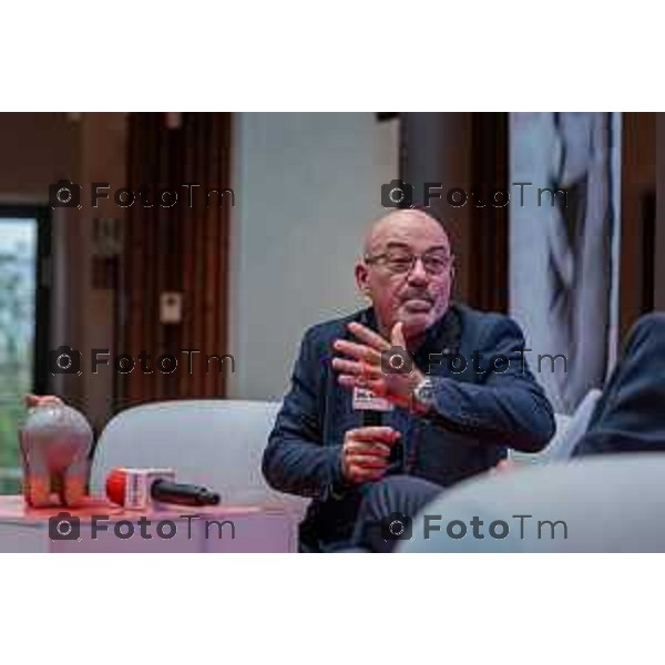 Bergamo, 23 ottobre 2026 – Un momento della nuova edizione del "Festival del Sarà – Dialoghi sul futuro", intitolata "Europa allo specchio", tenutasi presso la sede del CIID al Monastero di Astino. Durante l\'evento si sono svolti dibattiti dedicati a geopolitica, difesa, energia e identità europea, con i saluti istituzionali della sindaca di Bergamo Elena Carnevali, della sindaca di Brescia Laura Castelletti e del presidente della Camera di Commercio Giovanni Zambonelli. Tra i momenti principali, il dialogo tra Roberto Cingolani e l\'ideatore del festival Antonello Barone, culminato con la consegna del primo "Premio Sarà" da parte della fondatrice del CIID Simona Maschi, seguito dal panel sul tema delle democrazie alla prova con l\'europarlamentare Giorgio Gori. in foto: Roberto Cingolani.