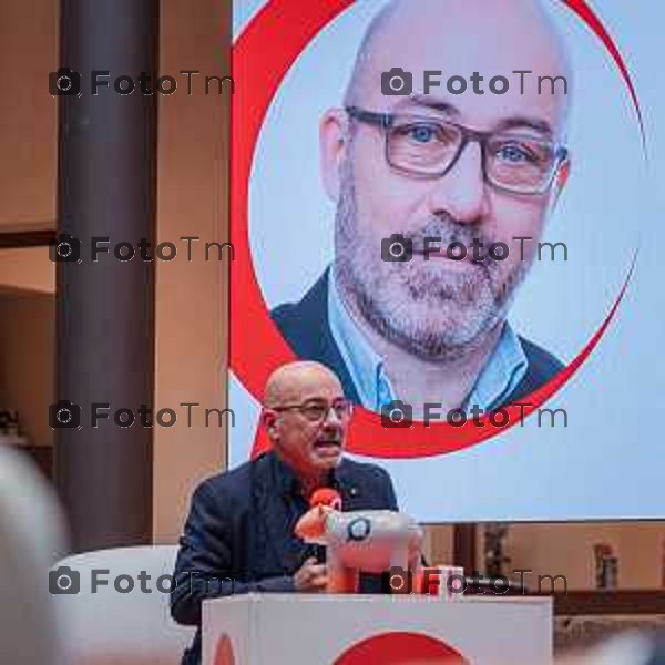 Bergamo, 23 ottobre 2026 – Un momento della nuova edizione del "Festival del Sarà – Dialoghi sul futuro", intitolata "Europa allo specchio", tenutasi presso la sede del CIID al Monastero di Astino. Durante l\'evento si sono svolti dibattiti dedicati a geopolitica, difesa, energia e identità europea, con i saluti istituzionali della sindaca di Bergamo Elena Carnevali, della sindaca di Brescia Laura Castelletti e del presidente della Camera di Commercio Giovanni Zambonelli. Tra i momenti principali, il dialogo tra Roberto Cingolani e l\'ideatore del festival Antonello Barone, culminato con la consegna del primo "Premio Sarà" da parte della fondatrice del CIID Simona Maschi, seguito dal panel sul tema delle democrazie alla prova con l\'europarlamentare Giorgio Gori. in foto: Roberto Cingolani.