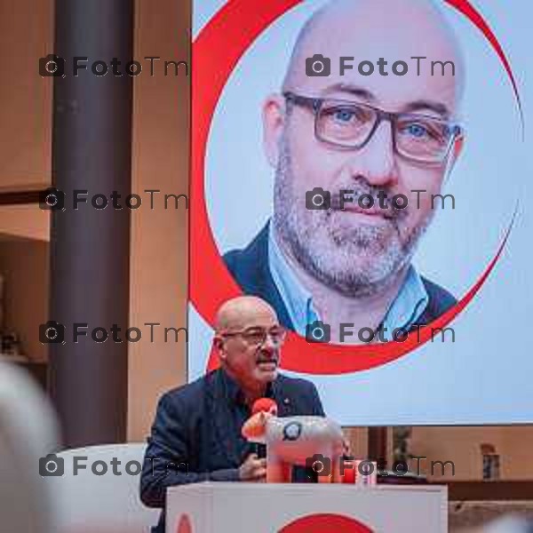 Bergamo, 23 ottobre 2026 – Un momento della nuova edizione del "Festival del Sarà – Dialoghi sul futuro", intitolata "Europa allo specchio", tenutasi presso la sede del CIID al Monastero di Astino. Durante l\'evento si sono svolti dibattiti dedicati a geopolitica, difesa, energia e identità europea, con i saluti istituzionali della sindaca di Bergamo Elena Carnevali, della sindaca di Brescia Laura Castelletti e del presidente della Camera di Commercio Giovanni Zambonelli. Tra i momenti principali, il dialogo tra Roberto Cingolani e l\'ideatore del festival Antonello Barone, culminato con la consegna del primo "Premio Sarà" da parte della fondatrice del CIID Simona Maschi, seguito dal panel sul tema delle democrazie alla prova con l\'europarlamentare Giorgio Gori. in foto: Roberto Cingolani.