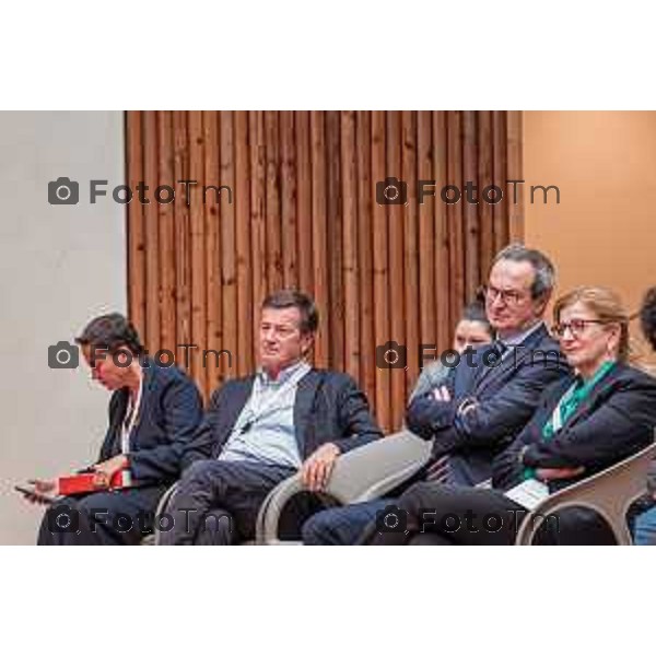 Bergamo, 23 ottobre 2026 – Un momento della nuova edizione del "Festival del Sarà – Dialoghi sul futuro", intitolata "Europa allo specchio", tenutasi presso la sede del CIID al Monastero di Astino. Durante l\'evento si sono svolti dibattiti dedicati a geopolitica, difesa, energia e identità europea, con i saluti istituzionali della sindaca di Bergamo Elena Carnevali, della sindaca di Brescia Laura Castelletti e del presidente della Camera di Commercio Giovanni Zambonelli. Tra i momenti principali, il dialogo tra Roberto Cingolani e l\'ideatore del festival Antonello Barone, culminato con la consegna del primo "Premio Sarà" da parte della fondatrice del CIID Simona Maschi, seguito dal panel sul tema delle democrazie alla prova con l\'europarlamentare Giorgio Gori. in foto: Giorgio Gori, Giovanni Zambonelli, Elena Carnevali