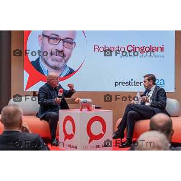 Bergamo, 23 ottobre 2026 – Un momento della nuova edizione del "Festival del Sarà – Dialoghi sul futuro", intitolata "Europa allo specchio", tenutasi presso la sede del CIID al Monastero di Astino. Durante l\'evento si sono svolti dibattiti dedicati a geopolitica, difesa, energia e identità europea, con i saluti istituzionali della sindaca di Bergamo Elena Carnevali, della sindaca di Brescia Laura Castelletti e del presidente della Camera di Commercio Giovanni Zambonelli. Tra i momenti principali, il dialogo tra Roberto Cingolani e l\'ideatore del festival Antonello Barone, culminato con la consegna del primo "Premio Sarà" da parte della fondatrice del CIID Simona Maschi, seguito dal panel sul tema delle democrazie alla prova con l\'europarlamentare Giorgio Gori. in foto: Roberto Cingolani.