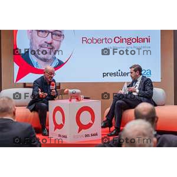 Bergamo, 23 ottobre 2026 – Un momento della nuova edizione del "Festival del Sarà – Dialoghi sul futuro", intitolata "Europa allo specchio", tenutasi presso la sede del CIID al Monastero di Astino. Durante l\'evento si sono svolti dibattiti dedicati a geopolitica, difesa, energia e identità europea, con i saluti istituzionali della sindaca di Bergamo Elena Carnevali, della sindaca di Brescia Laura Castelletti e del presidente della Camera di Commercio Giovanni Zambonelli. Tra i momenti principali, il dialogo tra Roberto Cingolani e l\'ideatore del festival Antonello Barone, culminato con la consegna del primo "Premio Sarà" da parte della fondatrice del CIID Simona Maschi, seguito dal panel sul tema delle democrazie alla prova con l\'europarlamentare Giorgio Gori. in foto: Roberto Cingolani.