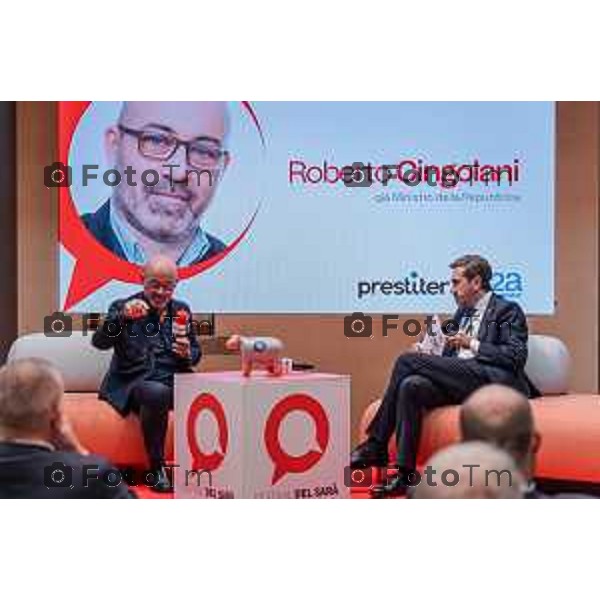 Bergamo, 23 ottobre 2026 – Un momento della nuova edizione del "Festival del Sarà – Dialoghi sul futuro", intitolata "Europa allo specchio", tenutasi presso la sede del CIID al Monastero di Astino. Durante l\'evento si sono svolti dibattiti dedicati a geopolitica, difesa, energia e identità europea, con i saluti istituzionali della sindaca di Bergamo Elena Carnevali, della sindaca di Brescia Laura Castelletti e del presidente della Camera di Commercio Giovanni Zambonelli. Tra i momenti principali, il dialogo tra Roberto Cingolani e l\'ideatore del festival Antonello Barone, culminato con la consegna del primo "Premio Sarà" da parte della fondatrice del CIID Simona Maschi, seguito dal panel sul tema delle democrazie alla prova con l\'europarlamentare Giorgio Gori. in foto: Roberto Cingolani.