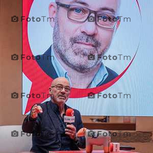 Bergamo, 23 ottobre 2026 – Un momento della nuova edizione del "Festival del Sarà – Dialoghi sul futuro", intitolata "Europa allo specchio", tenutasi presso la sede del CIID al Monastero di Astino. Durante l\'evento si sono svolti dibattiti dedicati a geopolitica, difesa, energia e identità europea, con i saluti istituzionali della sindaca di Bergamo Elena Carnevali, della sindaca di Brescia Laura Castelletti e del presidente della Camera di Commercio Giovanni Zambonelli. Tra i momenti principali, il dialogo tra Roberto Cingolani e l\'ideatore del festival Antonello Barone, culminato con la consegna del primo "Premio Sarà" da parte della fondatrice del CIID Simona Maschi, seguito dal panel sul tema delle democrazie alla prova con l\'europarlamentare Giorgio Gori. in foto: Roberto Cingolani.