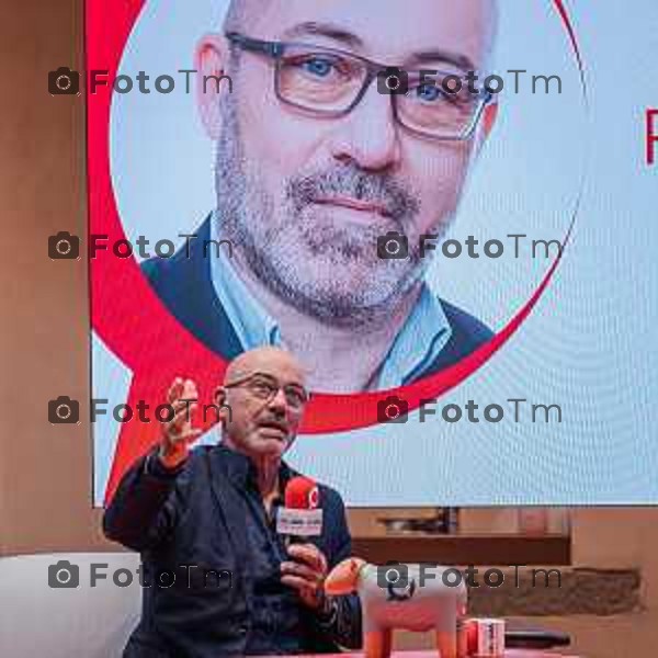 Bergamo, 23 ottobre 2026 – Un momento della nuova edizione del "Festival del Sarà – Dialoghi sul futuro", intitolata "Europa allo specchio", tenutasi presso la sede del CIID al Monastero di Astino. Durante l\'evento si sono svolti dibattiti dedicati a geopolitica, difesa, energia e identità europea, con i saluti istituzionali della sindaca di Bergamo Elena Carnevali, della sindaca di Brescia Laura Castelletti e del presidente della Camera di Commercio Giovanni Zambonelli. Tra i momenti principali, il dialogo tra Roberto Cingolani e l\'ideatore del festival Antonello Barone, culminato con la consegna del primo "Premio Sarà" da parte della fondatrice del CIID Simona Maschi, seguito dal panel sul tema delle democrazie alla prova con l\'europarlamentare Giorgio Gori. in foto: Roberto Cingolani.