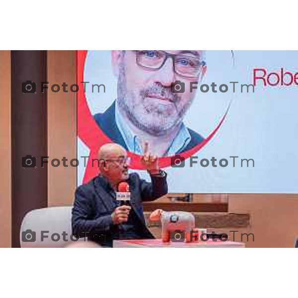 Bergamo, 23 ottobre 2026 – Un momento della nuova edizione del "Festival del Sarà – Dialoghi sul futuro", intitolata "Europa allo specchio", tenutasi presso la sede del CIID al Monastero di Astino. Durante l\'evento si sono svolti dibattiti dedicati a geopolitica, difesa, energia e identità europea, con i saluti istituzionali della sindaca di Bergamo Elena Carnevali, della sindaca di Brescia Laura Castelletti e del presidente della Camera di Commercio Giovanni Zambonelli. Tra i momenti principali, il dialogo tra Roberto Cingolani e l\'ideatore del festival Antonello Barone, culminato con la consegna del primo "Premio Sarà" da parte della fondatrice del CIID Simona Maschi, seguito dal panel sul tema delle democrazie alla prova con l\'europarlamentare Giorgio Gori. in foto: Roberto Cingolani.