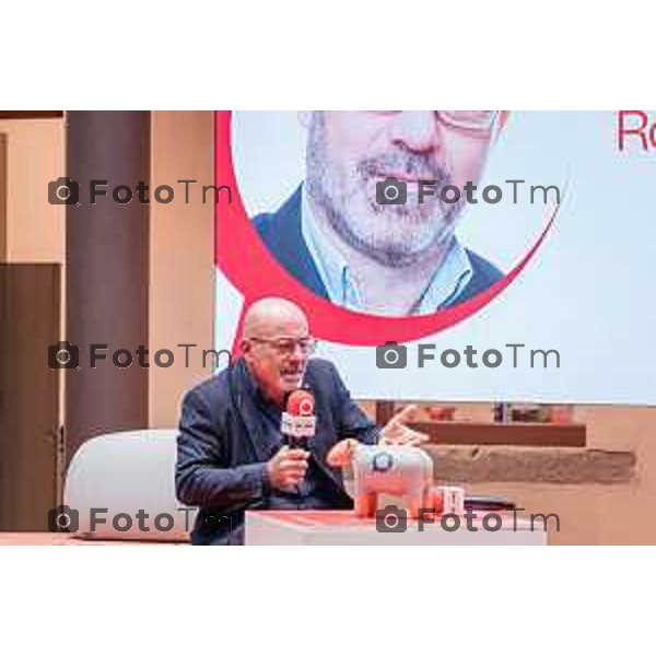 Bergamo, 23 ottobre 2026 – Un momento della nuova edizione del "Festival del Sarà – Dialoghi sul futuro", intitolata "Europa allo specchio", tenutasi presso la sede del CIID al Monastero di Astino. Durante l\'evento si sono svolti dibattiti dedicati a geopolitica, difesa, energia e identità europea, con i saluti istituzionali della sindaca di Bergamo Elena Carnevali, della sindaca di Brescia Laura Castelletti e del presidente della Camera di Commercio Giovanni Zambonelli. Tra i momenti principali, il dialogo tra Roberto Cingolani e l\'ideatore del festival Antonello Barone, culminato con la consegna del primo "Premio Sarà" da parte della fondatrice del CIID Simona Maschi, seguito dal panel sul tema delle democrazie alla prova con l\'europarlamentare Giorgio Gori. in foto: Roberto Cingolani.