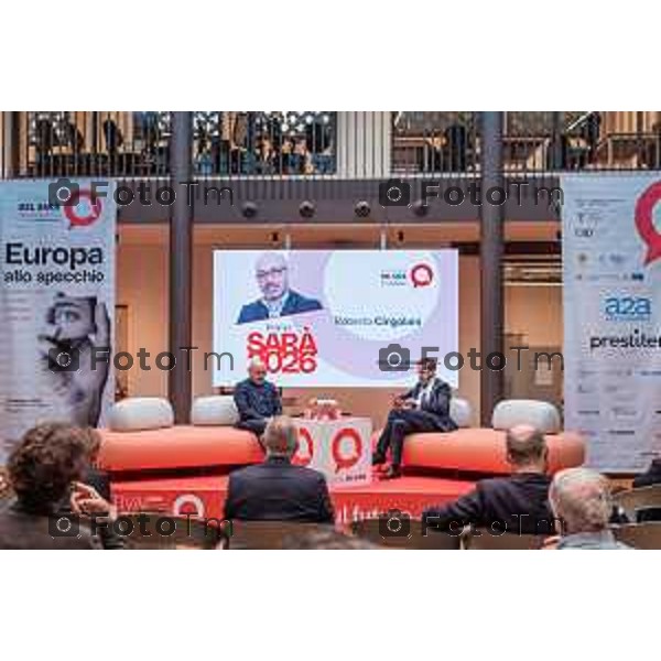 Bergamo, 23 ottobre 2026 – Un momento della nuova edizione del "Festival del Sarà – Dialoghi sul futuro", intitolata "Europa allo specchio", tenutasi presso la sede del CIID al Monastero di Astino. Durante l\'evento si sono svolti dibattiti dedicati a geopolitica, difesa, energia e identità europea, con i saluti istituzionali della sindaca di Bergamo Elena Carnevali, della sindaca di Brescia Laura Castelletti e del presidente della Camera di Commercio Giovanni Zambonelli. Tra i momenti principali, il dialogo tra Roberto Cingolani e l\'ideatore del festival Antonello Barone, culminato con la consegna del primo "Premio Sarà" da parte della fondatrice del CIID Simona Maschi, seguito dal panel sul tema delle democrazie alla prova con l\'europarlamentare Giorgio Gori. in foto: Roberto Cingolani.