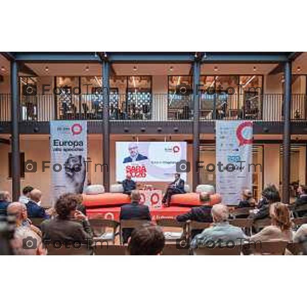 Bergamo, 23 ottobre 2026 – Un momento della nuova edizione del "Festival del Sarà – Dialoghi sul futuro", intitolata "Europa allo specchio", tenutasi presso la sede del CIID al Monastero di Astino. Durante l\'evento si sono svolti dibattiti dedicati a geopolitica, difesa, energia e identità europea, con i saluti istituzionali della sindaca di Bergamo Elena Carnevali, della sindaca di Brescia Laura Castelletti e del presidente della Camera di Commercio Giovanni Zambonelli. Tra i momenti principali, il dialogo tra Roberto Cingolani e l\'ideatore del festival Antonello Barone, culminato con la consegna del primo "Premio Sarà" da parte della fondatrice del CIID Simona Maschi, seguito dal panel sul tema delle democrazie alla prova con l\'europarlamentare Giorgio Gori. in foto: Roberto Cingolani.