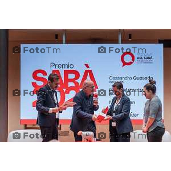 Bergamo, 23 ottobre 2026 – Un momento della nuova edizione del "Festival del Sarà – Dialoghi sul futuro", intitolata "Europa allo specchio", tenutasi presso la sede del CIID al Monastero di Astino. Durante l\'evento si sono svolti dibattiti dedicati a geopolitica, difesa, energia e identità europea, con i saluti istituzionali della sindaca di Bergamo Elena Carnevali, della sindaca di Brescia Laura Castelletti e del presidente della Camera di Commercio Giovanni Zambonelli. Tra i momenti principali, il dialogo tra Roberto Cingolani e l\'ideatore del festival Antonello Barone, culminato con la consegna del primo "Premio Sarà" da parte della fondatrice del CIID Simona Maschi, seguito dal panel sul tema delle democrazie alla prova con l\'europarlamentare Giorgio Gori. in foto: Roberto Cingolani.