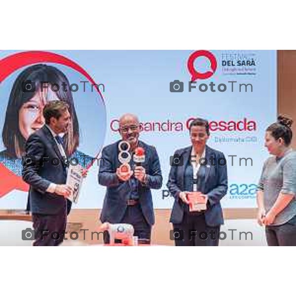 Bergamo, 23 ottobre 2026 – Un momento della nuova edizione del "Festival del Sarà – Dialoghi sul futuro", intitolata "Europa allo specchio", tenutasi presso la sede del CIID al Monastero di Astino. Durante l\'evento si sono svolti dibattiti dedicati a geopolitica, difesa, energia e identità europea, con i saluti istituzionali della sindaca di Bergamo Elena Carnevali, della sindaca di Brescia Laura Castelletti e del presidente della Camera di Commercio Giovanni Zambonelli. Tra i momenti principali, il dialogo tra Roberto Cingolani e l\'ideatore del festival Antonello Barone, culminato con la consegna del primo "Premio Sarà" da parte della fondatrice del CIID Simona Maschi, seguito dal panel sul tema delle democrazie alla prova con l\'europarlamentare Giorgio Gori. in foto: Roberto Cingolani.