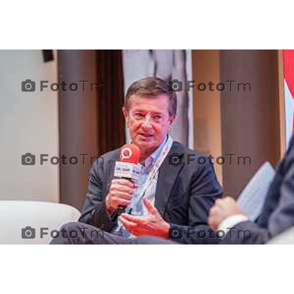 Bergamo, 23 ottobre 2026 – Un momento della nuova edizione del "Festival del Sarà – Dialoghi sul futuro", intitolata "Europa allo specchio", tenutasi presso la sede del CIID al Monastero di Astino. Durante l\'evento si sono svolti dibattiti dedicati a geopolitica, difesa, energia e identità europea, con i saluti istituzionali della sindaca di Bergamo Elena Carnevali, della sindaca di Brescia Laura Castelletti e del presidente della Camera di Commercio Giovanni Zambonelli. Tra i momenti principali, il dialogo tra Roberto Cingolani e l\'ideatore del festival Antonello Barone, culminato con la consegna del primo "Premio Sarà" da parte della fondatrice del CIID Simona Maschi, seguito dal panel sul tema delle democrazie alla prova con l\'europarlamentare Giorgio Gori. in foto: Giorgio Gori