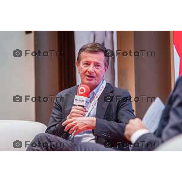 Bergamo, 23 ottobre 2026 – Un momento della nuova edizione del "Festival del Sarà – Dialoghi sul futuro", intitolata "Europa allo specchio", tenutasi presso la sede del CIID al Monastero di Astino. Durante l\'evento si sono svolti dibattiti dedicati a geopolitica, difesa, energia e identità europea, con i saluti istituzionali della sindaca di Bergamo Elena Carnevali, della sindaca di Brescia Laura Castelletti e del presidente della Camera di Commercio Giovanni Zambonelli. Tra i momenti principali, il dialogo tra Roberto Cingolani e l\'ideatore del festival Antonello Barone, culminato con la consegna del primo "Premio Sarà" da parte della fondatrice del CIID Simona Maschi, seguito dal panel sul tema delle democrazie alla prova con l\'europarlamentare Giorgio Gori. in foto: Giorgio Gori
