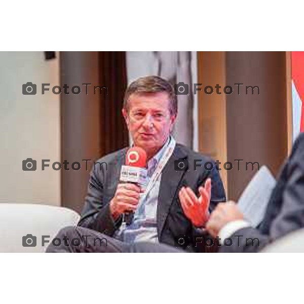 Bergamo, 23 ottobre 2026 – Un momento della nuova edizione del "Festival del Sarà – Dialoghi sul futuro", intitolata "Europa allo specchio", tenutasi presso la sede del CIID al Monastero di Astino. Durante l\'evento si sono svolti dibattiti dedicati a geopolitica, difesa, energia e identità europea, con i saluti istituzionali della sindaca di Bergamo Elena Carnevali, della sindaca di Brescia Laura Castelletti e del presidente della Camera di Commercio Giovanni Zambonelli. Tra i momenti principali, il dialogo tra Roberto Cingolani e l\'ideatore del festival Antonello Barone, culminato con la consegna del primo "Premio Sarà" da parte della fondatrice del CIID Simona Maschi, seguito dal panel sul tema delle democrazie alla prova con l\'europarlamentare Giorgio Gori. in foto: Giorgio Gori