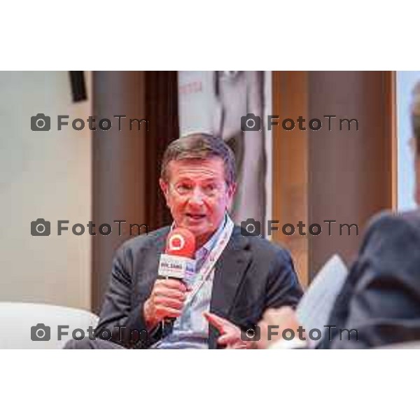 Bergamo, 23 ottobre 2026 – Un momento della nuova edizione del "Festival del Sarà – Dialoghi sul futuro", intitolata "Europa allo specchio", tenutasi presso la sede del CIID al Monastero di Astino. Durante l\'evento si sono svolti dibattiti dedicati a geopolitica, difesa, energia e identità europea, con i saluti istituzionali della sindaca di Bergamo Elena Carnevali, della sindaca di Brescia Laura Castelletti e del presidente della Camera di Commercio Giovanni Zambonelli. Tra i momenti principali, il dialogo tra Roberto Cingolani e l\'ideatore del festival Antonello Barone, culminato con la consegna del primo "Premio Sarà" da parte della fondatrice del CIID Simona Maschi, seguito dal panel sul tema delle democrazie alla prova con l\'europarlamentare Giorgio Gori. in foto: Giorgio Gori