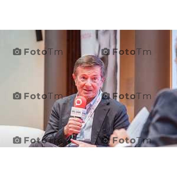 Bergamo, 23 ottobre 2026 – Un momento della nuova edizione del "Festival del Sarà – Dialoghi sul futuro", intitolata "Europa allo specchio", tenutasi presso la sede del CIID al Monastero di Astino. Durante l\'evento si sono svolti dibattiti dedicati a geopolitica, difesa, energia e identità europea, con i saluti istituzionali della sindaca di Bergamo Elena Carnevali, della sindaca di Brescia Laura Castelletti e del presidente della Camera di Commercio Giovanni Zambonelli. Tra i momenti principali, il dialogo tra Roberto Cingolani e l\'ideatore del festival Antonello Barone, culminato con la consegna del primo "Premio Sarà" da parte della fondatrice del CIID Simona Maschi, seguito dal panel sul tema delle democrazie alla prova con l\'europarlamentare Giorgio Gori. in foto: Giorgio Gori