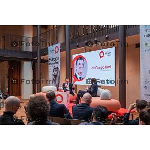 Bergamo, 23 ottobre 2026 – Un momento della nuova edizione del "Festival del Sarà – Dialoghi sul futuro", intitolata "Europa allo specchio", tenutasi presso la sede del CIID al Monastero di Astino. Durante l\'evento si sono svolti dibattiti dedicati a geopolitica, difesa, energia e identità europea, con i saluti istituzionali della sindaca di Bergamo Elena Carnevali, della sindaca di Brescia Laura Castelletti e del presidente della Camera di Commercio Giovanni Zambonelli. Tra i momenti principali, il dialogo tra Roberto Cingolani e l\'ideatore del festival Antonello Barone, culminato con la consegna del primo "Premio Sarà" da parte della fondatrice del CIID Simona Maschi, seguito dal panel sul tema delle democrazie alla prova con l\'europarlamentare Giorgio Gori. in foto: Giorgio Gori