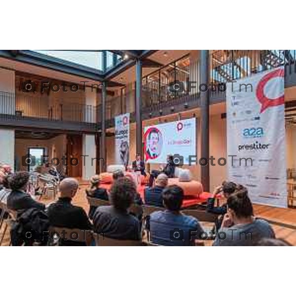 Bergamo, 23 ottobre 2026 – Un momento della nuova edizione del "Festival del Sarà – Dialoghi sul futuro", intitolata "Europa allo specchio", tenutasi presso la sede del CIID al Monastero di Astino. Durante l\'evento si sono svolti dibattiti dedicati a geopolitica, difesa, energia e identità europea, con i saluti istituzionali della sindaca di Bergamo Elena Carnevali, della sindaca di Brescia Laura Castelletti e del presidente della Camera di Commercio Giovanni Zambonelli. Tra i momenti principali, il dialogo tra Roberto Cingolani e l\'ideatore del festival Antonello Barone, culminato con la consegna del primo "Premio Sarà" da parte della fondatrice del CIID Simona Maschi, seguito dal panel sul tema delle democrazie alla prova con l\'europarlamentare Giorgio Gori. in foto: Giorgio Gori