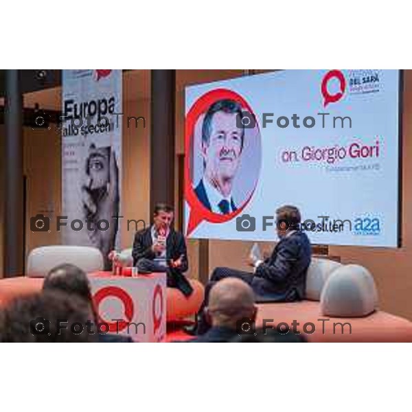 Bergamo, 23 ottobre 2026 – Un momento della nuova edizione del "Festival del Sarà – Dialoghi sul futuro", intitolata "Europa allo specchio", tenutasi presso la sede del CIID al Monastero di Astino. Durante l\'evento si sono svolti dibattiti dedicati a geopolitica, difesa, energia e identità europea, con i saluti istituzionali della sindaca di Bergamo Elena Carnevali, della sindaca di Brescia Laura Castelletti e del presidente della Camera di Commercio Giovanni Zambonelli. Tra i momenti principali, il dialogo tra Roberto Cingolani e l\'ideatore del festival Antonello Barone, culminato con la consegna del primo "Premio Sarà" da parte della fondatrice del CIID Simona Maschi, seguito dal panel sul tema delle democrazie alla prova con l\'europarlamentare Giorgio Gori. in foto: Giorgio Gori