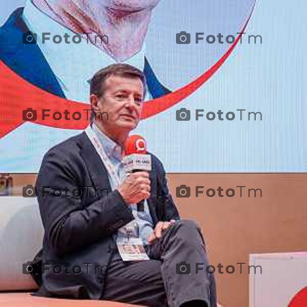 Bergamo, 23 ottobre 2026 – Un momento della nuova edizione del "Festival del Sarà – Dialoghi sul futuro", intitolata "Europa allo specchio", tenutasi presso la sede del CIID al Monastero di Astino. Durante l\'evento si sono svolti dibattiti dedicati a geopolitica, difesa, energia e identità europea, con i saluti istituzionali della sindaca di Bergamo Elena Carnevali, della sindaca di Brescia Laura Castelletti e del presidente della Camera di Commercio Giovanni Zambonelli. Tra i momenti principali, il dialogo tra Roberto Cingolani e l\'ideatore del festival Antonello Barone, culminato con la consegna del primo "Premio Sarà" da parte della fondatrice del CIID Simona Maschi, seguito dal panel sul tema delle democrazie alla prova con l\'europarlamentare Giorgio Gori. in foto: Giorgio Gori