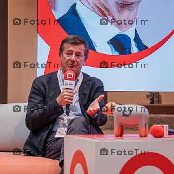 Bergamo, 23 ottobre 2026 – Un momento della nuova edizione del "Festival del Sarà – Dialoghi sul futuro", intitolata "Europa allo specchio", tenutasi presso la sede del CIID al Monastero di Astino. Durante l\'evento si sono svolti dibattiti dedicati a geopolitica, difesa, energia e identità europea, con i saluti istituzionali della sindaca di Bergamo Elena Carnevali, della sindaca di Brescia Laura Castelletti e del presidente della Camera di Commercio Giovanni Zambonelli. Tra i momenti principali, il dialogo tra Roberto Cingolani e l\'ideatore del festival Antonello Barone, culminato con la consegna del primo "Premio Sarà" da parte della fondatrice del CIID Simona Maschi, seguito dal panel sul tema delle democrazie alla prova con l\'europarlamentare Giorgio Gori. in foto: Giorgio Gori