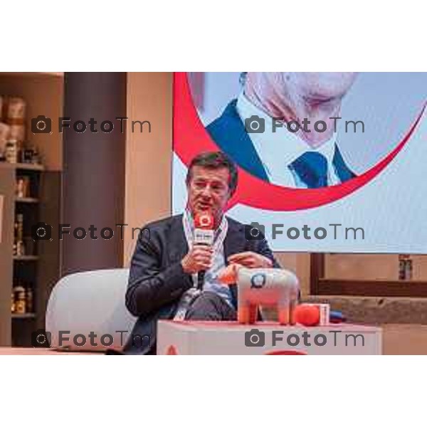 Bergamo, 23 ottobre 2026 – Un momento della nuova edizione del "Festival del Sarà – Dialoghi sul futuro", intitolata "Europa allo specchio", tenutasi presso la sede del CIID al Monastero di Astino. Durante l\'evento si sono svolti dibattiti dedicati a geopolitica, difesa, energia e identità europea, con i saluti istituzionali della sindaca di Bergamo Elena Carnevali, della sindaca di Brescia Laura Castelletti e del presidente della Camera di Commercio Giovanni Zambonelli. Tra i momenti principali, il dialogo tra Roberto Cingolani e l\'ideatore del festival Antonello Barone, culminato con la consegna del primo "Premio Sarà" da parte della fondatrice del CIID Simona Maschi, seguito dal panel sul tema delle democrazie alla prova con l\'europarlamentare Giorgio Gori. in foto: Giorgio Gori