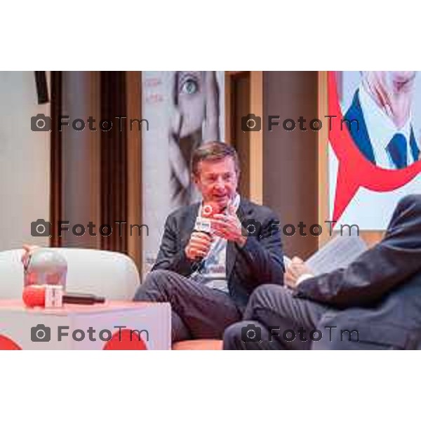 Bergamo, 23 ottobre 2026 – Un momento della nuova edizione del "Festival del Sarà – Dialoghi sul futuro", intitolata "Europa allo specchio", tenutasi presso la sede del CIID al Monastero di Astino. Durante l\'evento si sono svolti dibattiti dedicati a geopolitica, difesa, energia e identità europea, con i saluti istituzionali della sindaca di Bergamo Elena Carnevali, della sindaca di Brescia Laura Castelletti e del presidente della Camera di Commercio Giovanni Zambonelli. Tra i momenti principali, il dialogo tra Roberto Cingolani e l\'ideatore del festival Antonello Barone, culminato con la consegna del primo "Premio Sarà" da parte della fondatrice del CIID Simona Maschi, seguito dal panel sul tema delle democrazie alla prova con l\'europarlamentare Giorgio Gori. in foto: Giorgio Gori