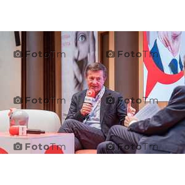 Bergamo, 23 ottobre 2026 – Un momento della nuova edizione del "Festival del Sarà – Dialoghi sul futuro", intitolata "Europa allo specchio", tenutasi presso la sede del CIID al Monastero di Astino. Durante l\'evento si sono svolti dibattiti dedicati a geopolitica, difesa, energia e identità europea, con i saluti istituzionali della sindaca di Bergamo Elena Carnevali, della sindaca di Brescia Laura Castelletti e del presidente della Camera di Commercio Giovanni Zambonelli. Tra i momenti principali, il dialogo tra Roberto Cingolani e l\'ideatore del festival Antonello Barone, culminato con la consegna del primo "Premio Sarà" da parte della fondatrice del CIID Simona Maschi, seguito dal panel sul tema delle democrazie alla prova con l\'europarlamentare Giorgio Gori. in foto: Giorgio Gori